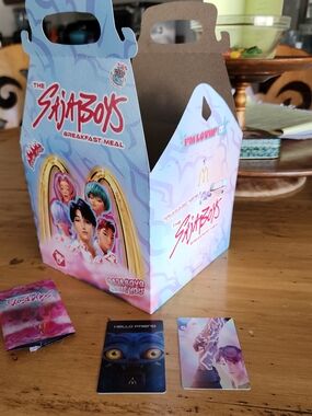 McDonald's KPOP Demon Hunters Holo Trading  Rumi & Jinu {RARE} + Happy Meal Box